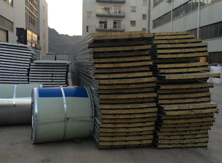 彩鋼（gāng）岩棉夾芯（xīn）板